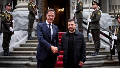 Zelensky: "Putin non vuole l'accordo". Rutte porta in dote 1,5 miliardi di aiuti