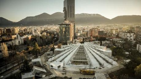 Tirana fait peau neuve, au risque de “perdre son âme”