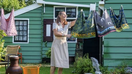 Carleen (59) woont op de Zaanse Schans: ’Toeristen gaan zomaar in mijn voortuin zitten’