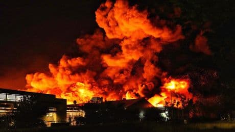 Grote brand in bedrijfspand Dongen, scherpe deeltjes zonnepanelen losgekomen