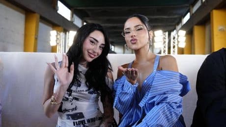 Desigual tiñe de amarillo las Tres Xemeneies con un desfile colosal a reventar de vips internacionales