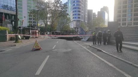 Sarıyer'de yolda çöktü: Yol trafiğe kapatıldı