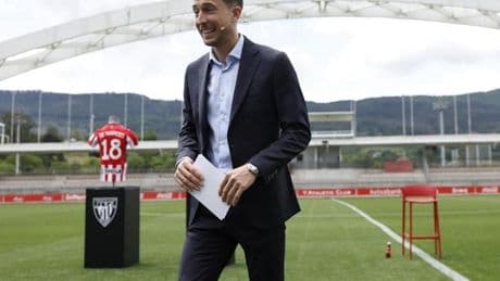 El pasillo de todo el personal del club al capitán hasta llegar al campo