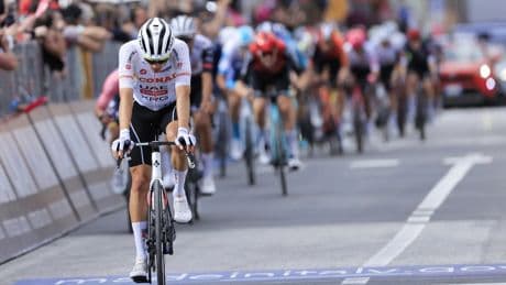 Revés para Ayuso en el Giro: se descuelga del pelotón por parar a orinar y se queda a un minuto de los favoritos