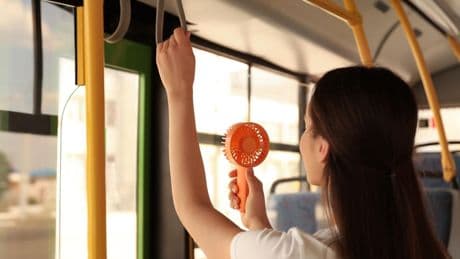 Mini-ventilateurs : ces gadgets stars de la canicule qui coûtent cher à l’environnement