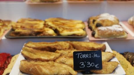 La fiebre de los huevos no bate a la bajada de precios del aceite y el azúcar: la torrija esta Semana Santa, un 27% más barata