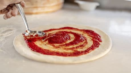 Das Geheimnis des besten Pizzateigs: Steffen Henssler verrät seine Blitzmethode
