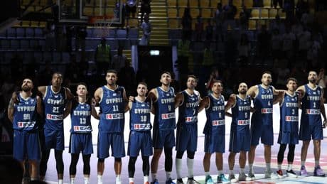 Chipre-Grecia, cuando los dos rivales se emocionan con el mismo himno: "Durante 40 minutos lucharemos contra nuestros hermanos"