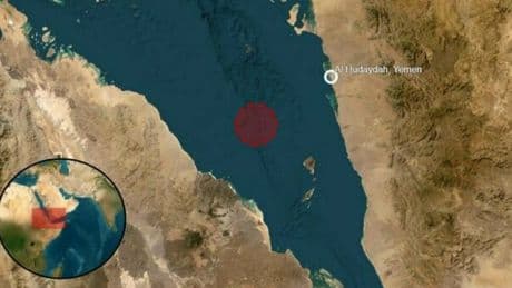 Nave mercantile attaccata al largo dello Yemen: lanciati razzi, scontro armato in corso e due droni abbattuti dall'equipaggio. L'ombra degli Houthi