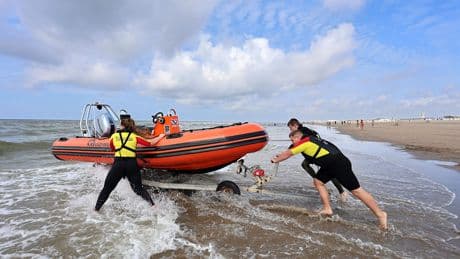 Katwijk alert na reeks jonge drenkelingen: ’Ouders zitten zo op hun telefoon, dat ze het niet doorhebben’