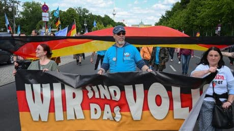 Querfront-Demo in Berlin | Querfront für nationalen Frieden