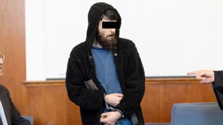 Tumult bei Femizid-Prozess - Sara getötet! Bruder geht auf Angeklagten los