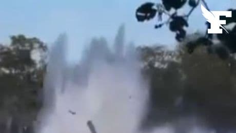 «Je pensais qu’il allait exploser»: les images d’un hélicoptère bombardier d’eau s’écrasant dans un étang