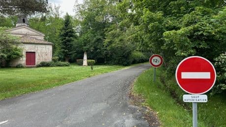 «On nous a arraché les panneaux!» : le maire de Gironde qui voulait interdire aux voitures la traversée de son village fait demi-tour