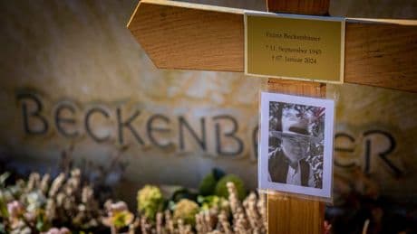 Ikone des FC Bayern: Grab von Franz Beckenbauer umgestaltet