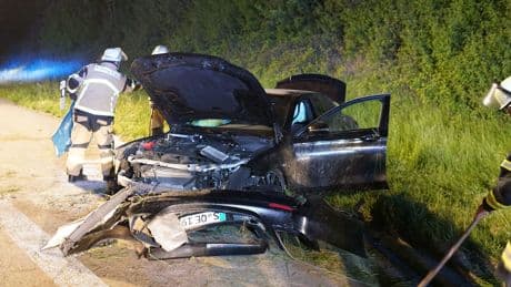 Raser-Unfall auf A8 bei Wendlingen - Mercedes überschlägt sich bei illegalem Autorennen