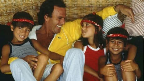 Una prueba de ADN y el juicio parado: la batalla de Javier Santos para que Julio Iglesias lo reconozca como hijo