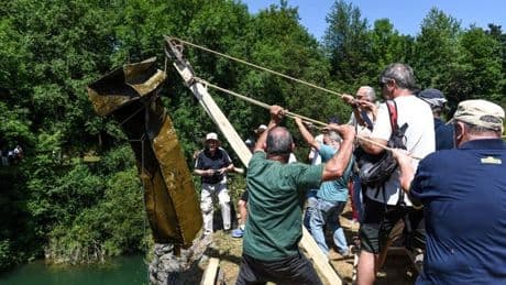 Rescatan de un lago de La Arboleda la escultura de Iñaki Olazabal vandalizada el pasado mes de mayo