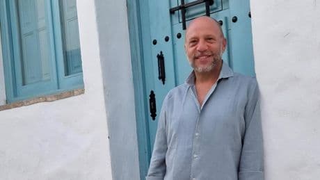 Carlos Moreno, experto en desconexión: “Dormí 12 horas seguidas mi primera noche en las cuevas. Es como el Gran Cañón pero en versión andaluza y con Sierra Nevada de fondo”