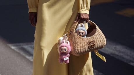 Labubu, el monstruo adorable que resume la ansiedad de la época, se cuelga de los bolsos