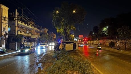 Adana'da otomobil ağaçlara çarptı: 5 yaralı