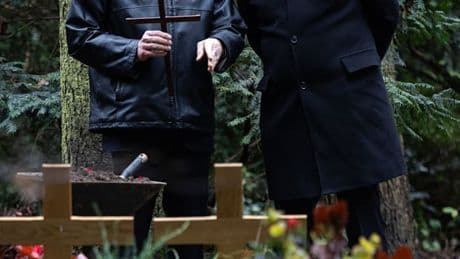 „Sie sind Totengräber der Friedhöfe“ – Erstes Bundesland erlaubt es Asche im Garten zu verstreuen