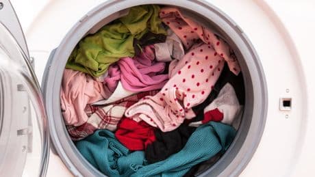 Schonend waschen: Diese Kleidungsstücke sollten Sie immer auf links drehen