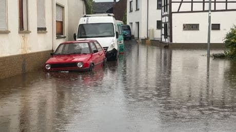 Meteorologen warnen vor Tornados - Erste Unwetter krachen durch Deutschland