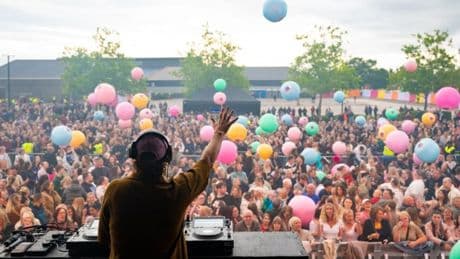 00s pop icons surprise shoppers with free car park gig