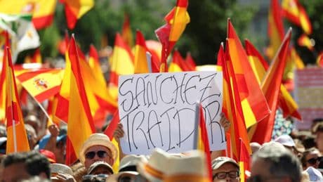 Espagne: des milliers de personnes rassemblées à Madrid pour demander la démission de Pedro Sanchez