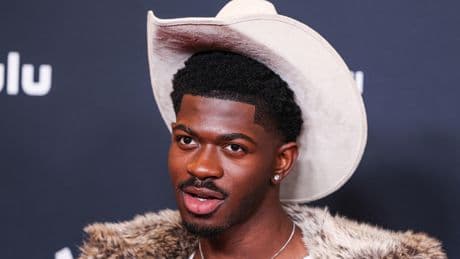 Le chanteur Lil Nas X arrêté pour une « possible overdose », défilant dans les rues de Los Angeles en slip et santiags