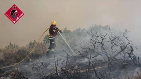 Declarado un incendio forestal en Villena que afecta también a Castilla-La Mancha