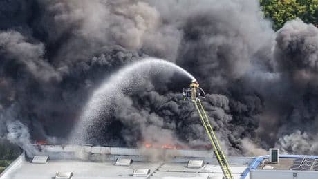 Schwarze Rauchwolke über Monheim - Mega-Feuer in Folien-Fabrik