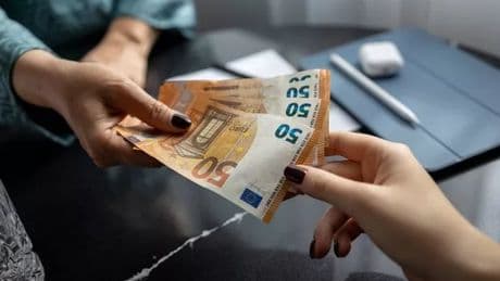 Woman checks three places for cheapest foreign currency - one had 'hidden' charges