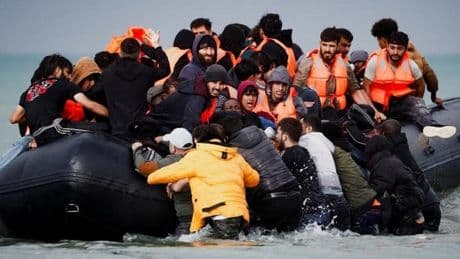 París llega a un acuerdo con Londres para interceptar botes de migrantes en el Canal