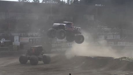 Crash bei Monster-Truck-Show - Dieser Sprung geht mächtig schief