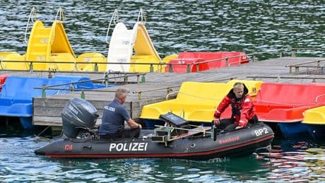 Nach Tretboot-Unglück bei Grainau: Am felsigen Grund des Eibsees: Taucher suchen in 30 Metern Tiefe nach Vater und Sohn