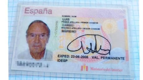 Maltratado por Ryanair a los 89 años por tener un DNI permanente: “Hemos vivido una odisea”