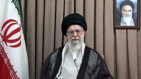 Khamenei indebolito, che fine farà il regime? Il nodo del programma nucleare «pronto a riprendere con l'arricchimento dell'uranio»