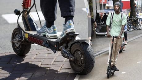 Alarm om opmars e-stepjes op het fietspad: ’Zijn ze helemaal gek geworden, nog meer troep erbij’