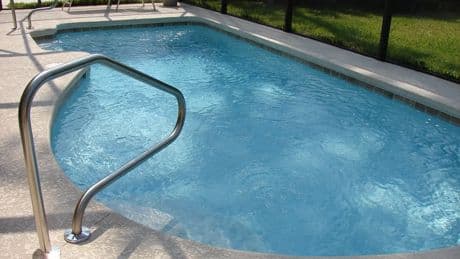 Muere una niña de dos años al ahogarse en una piscina particular en Finestrat
