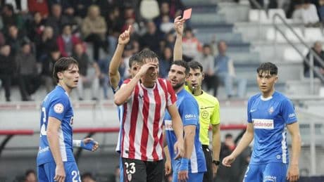 El Bilbao Athletic se acostumbra a jugar con diez en Lezama