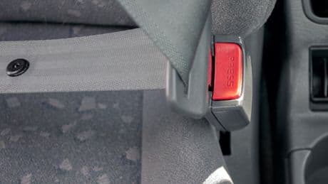 Schwarzer Knopf am Anschnallgurt: Fast keiner kennt die praktische Funktion