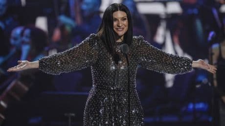 Laura Pausini: "Il palco è l'unico posto dove non ho paura. I segreti per una vita sana"