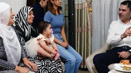 Bakan Kurum'dan depremzede aileye ziyaret: 'Malatya merkeziyle, ilçesiyle, köyüyle ayağa kalkacak'