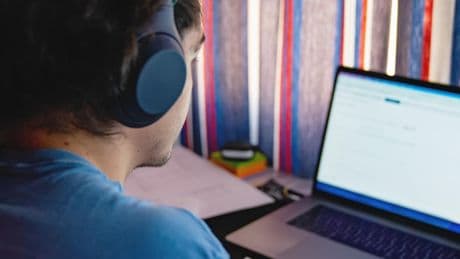 Immigration : les migrants vont devoir apprendre le français sur Internet, sans professeur