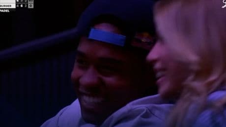 La &#039;Kiss Cam&#039; caza a Endrick y a Gabriely Miranda en el pádel... y la reacción hizo retumbar el Movistar Arena