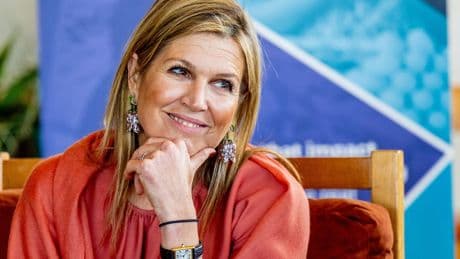 ’Koningin Máxima in onberispelijk koraalroze pak: niet te flamboyant, maar wel stijlvol’