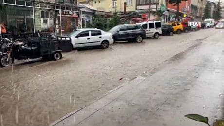 Sarıkamış’ta sağanak yağmur: Caddeler göle döndü