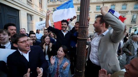 «C’est magnifique, c’est formidable» : au siège de LR, la joie des militants